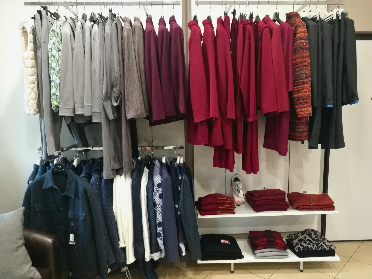 Assortimento di abbigliamento nel negozio Danese