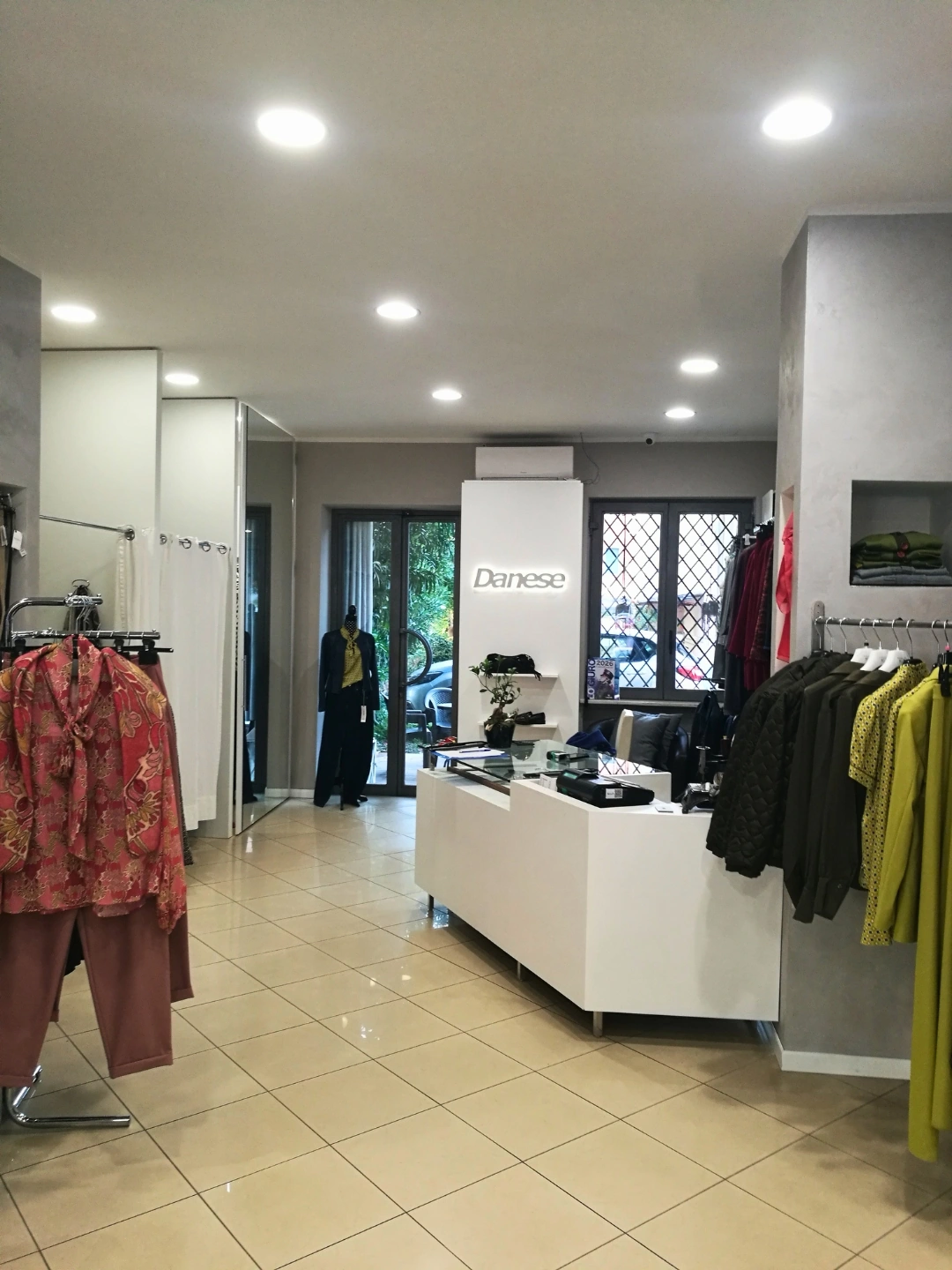 Ambiente interno e banco con logo Danese a parete